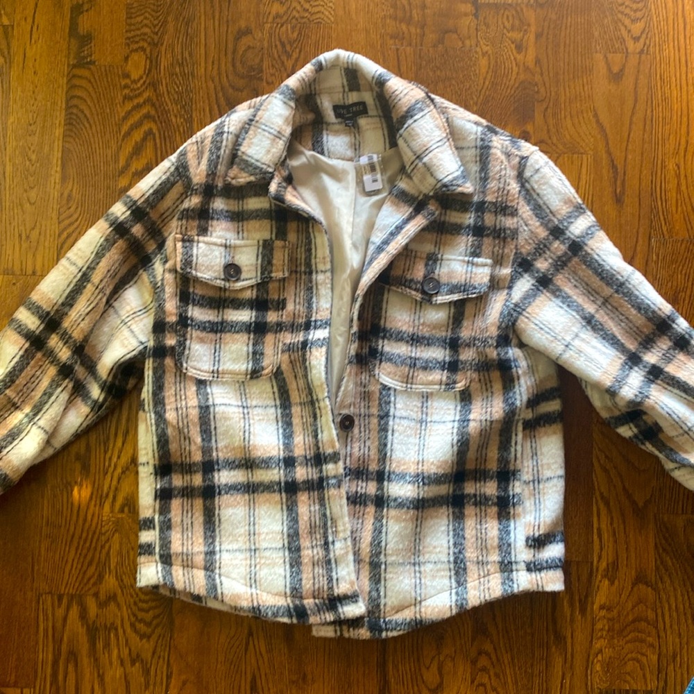 NWT women’s fleece button up jacket with pockets.